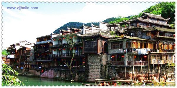 張家界、黃石寨、金鞭溪、袁家界、天子山、十里畫(huà)廊、黃龍洞、寶峰湖、天門(mén)山、鳳凰古城四日游